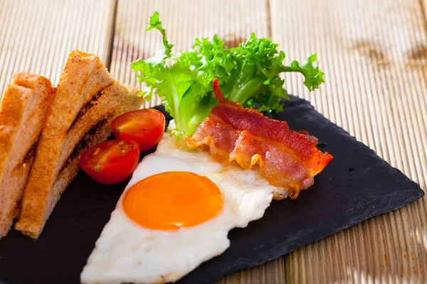 Leckeres Frühstück Aus Spiegeleiern Mit Speck Brot Und Gemüse Auf — Stockfoto