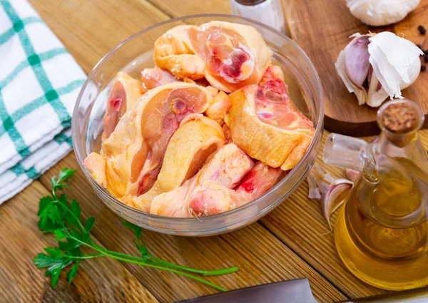 Gehacktes Rohes Hühnchen Und Gewürze Auf Dem Küchentisch Zubereiten Von — Stockfoto