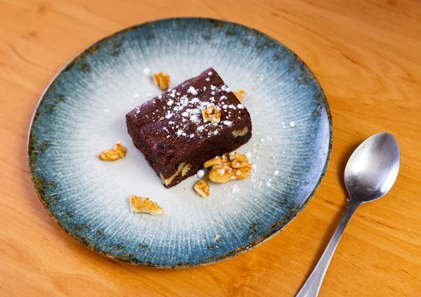 Snijd Van Delicate Chocolade Biscuit Cake Bestrooid Met Poedersuiker Geserveerd — Stockfoto