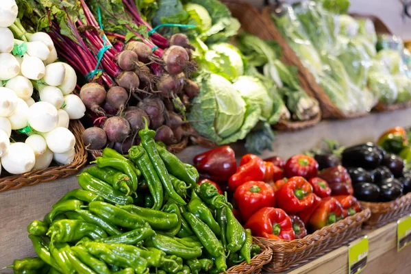 Stand Cestas Llenas Frutas Verduras Frescas Coloridas Gran Tienda Comestibles — Foto de Stock
