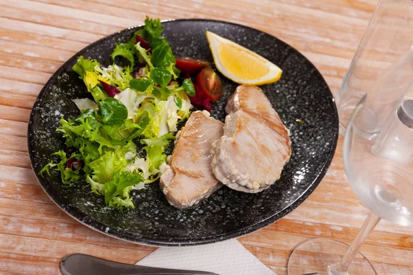野菜サラダ 健康的なシーフードディナーで提供される揚げマグロ — ストック写真