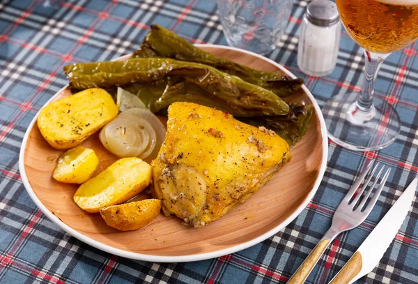 Restoranda Servis Edilen Patates Biberli Iştah Açıcı Tavuk — Stok fotoğraf
