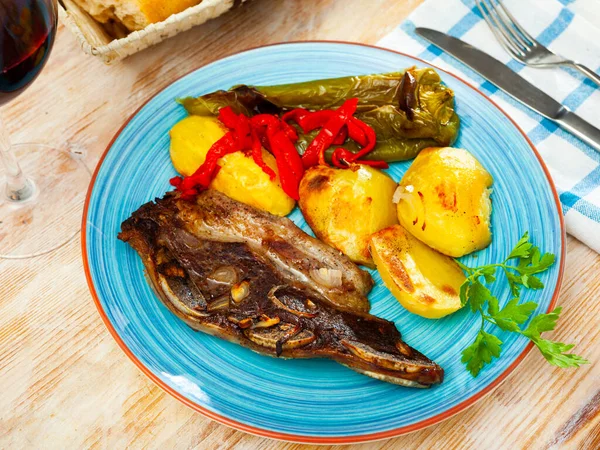 Appetizing Beef Steak Potatoes Stewed Peppers High Quality Photo — Stock Photo, Image