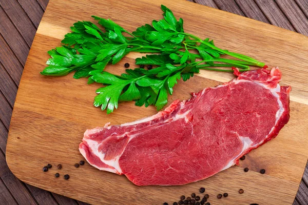 Sliced Pieces Raw Beef Tenderloin Wooden Cutting Board — Stock Photo, Image