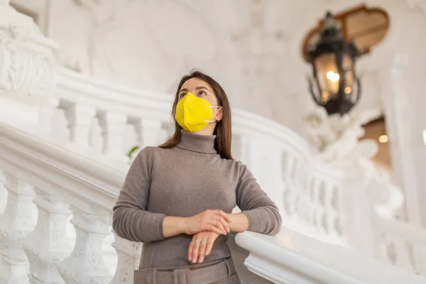 Intresserad Kvinnlig Turist Skyddande Ansiktsmask Beundra Överdådiga Interiörer Antika Palats — Stockfoto