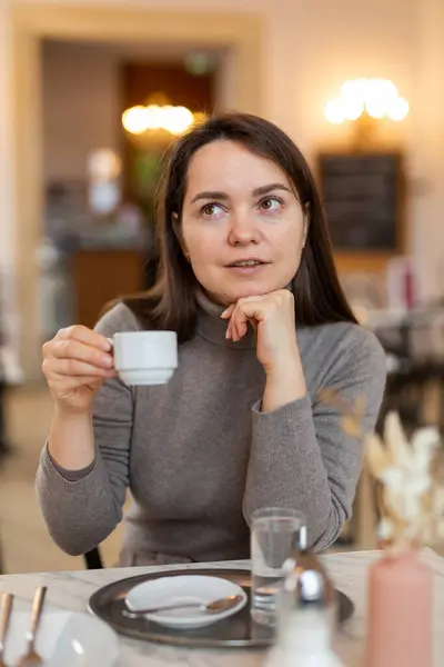Mulher Positiva Desfrutando Uma Deliciosa Xícara Café Expresso Café Relaxando — Fotografia de Stock