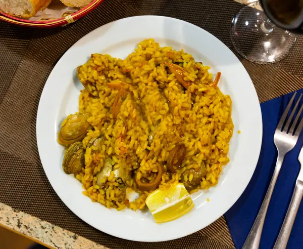 전통적 발렌시아어 스코에서는 홍합을 접시에 내놓았다 — 스톡 사진