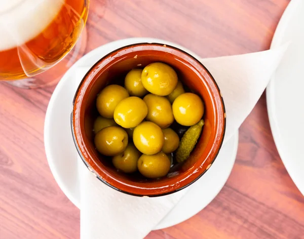 Eingelegte Grüne Oliven Mit Gurken Auf Teller Typisch Spanische Tapas — Stockfoto