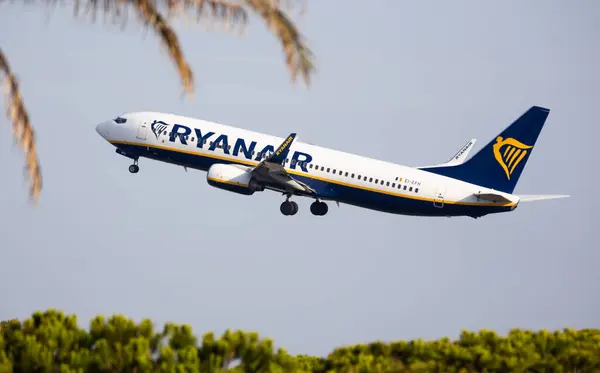 Barcelona España Agosto 2023 Avión Pasajeros Aerolínea Irlandesa Ryanair Librea —  Fotos de Stock