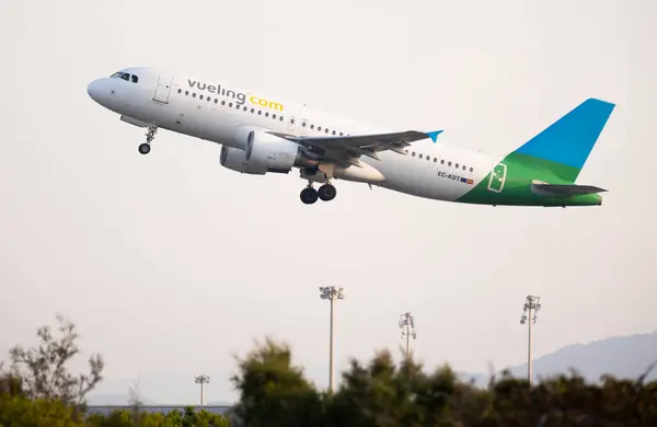 Barcelona Spain August 2023 Vueling Aircraft Airbus A320 Kdt Initiates — Stock Photo, Image