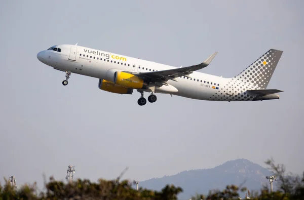 Spanje Barcelona August 2023 Airbus A320 Vliegtuig Van Vueling Bedrijf — Stockfoto