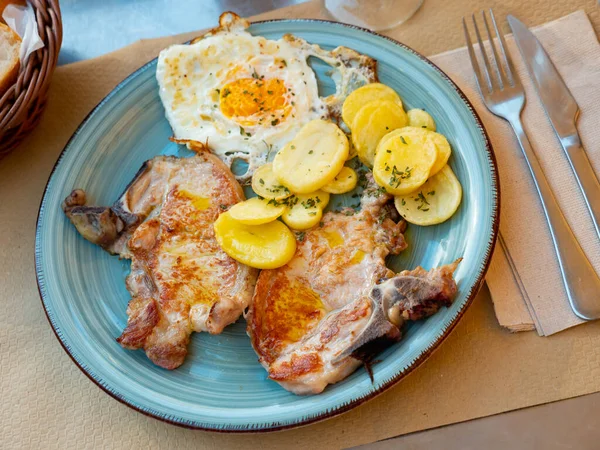 Sıcak Avrupa Mutfağı Sulu Kızarmış Domuz Pirzolası Yanında Patates Kızartması — Stok fotoğraf