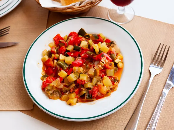 Zdrowy Gulasz Warzywny Cukinii Bakłażana Pomidora Cebuli Pieprzu — Zdjęcie stockowe