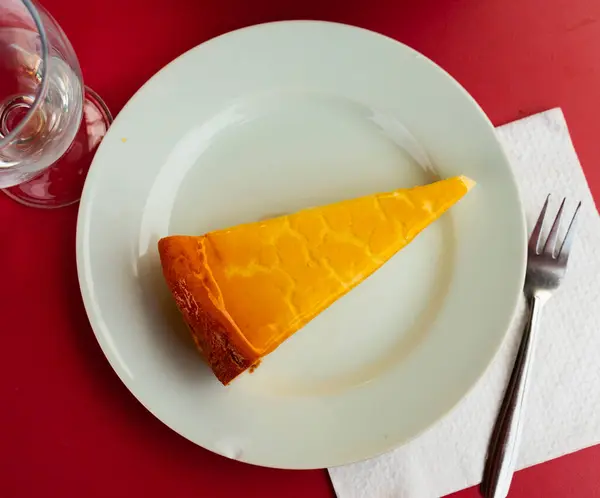 Das Bekannte Dessert Wird Auf Dem Teller Serviert Delikater Käsekuchen — Stockfoto