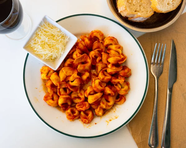 Het Bord Een Eenvoudige Heerlijke Schotel Van Tortellini Met Tomaten — Stockfoto