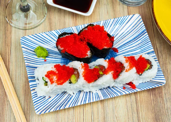 Delicious Urumaki Rolls Salmon Avocado Pepino Tobiko Served Platter — Stock Photo, Image