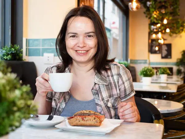 샌드위치와 커피를 마시는 카페에서 식사를 — 스톡 사진