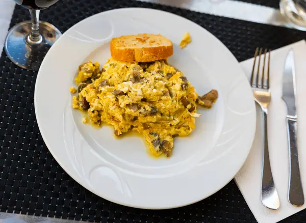 Omelette Met Verse Champignons Roomkaas Als Hoofdontbijt — Stockfoto