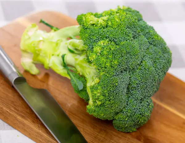 Friska Gröna Broccoli Huvud Ligger Trä Skärbräda Med Kniv Bordet — Stockfoto