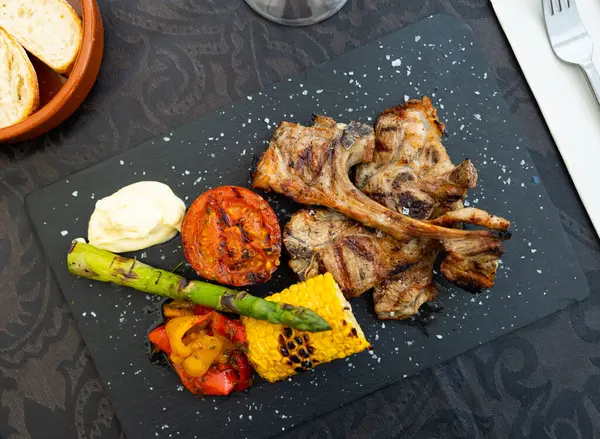 Appetizing Grilled Juicy Mutton Chops Vegetable Garnish Baked Bell Peppers — Stock Photo, Image