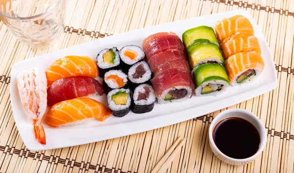 以鲑鱼 金枪鱼 鳄梨和虾仁为原料 搭配各式寿司卷和黑鱼 传统上均配以酱油作日式晚餐 受欢迎的小吃概念 — 图库照片