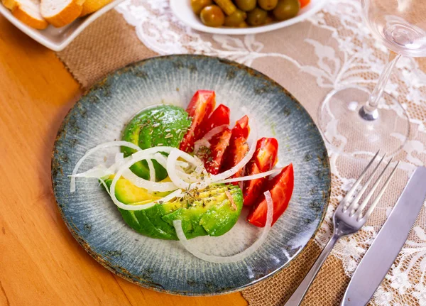 Traditional Vegetarian Salad Fresh Ripe Avocado Tomatoes Sliced Onions Dressed — Stock Photo, Image