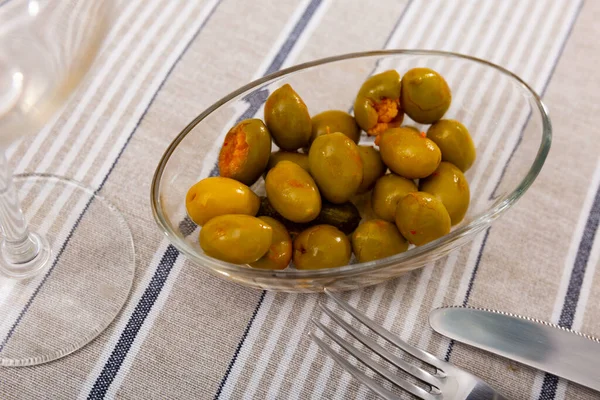 Köstliche Eingelegte Grüne Oliven Mit Gurken Auf Teller Serviert Spanisches — Stockfoto