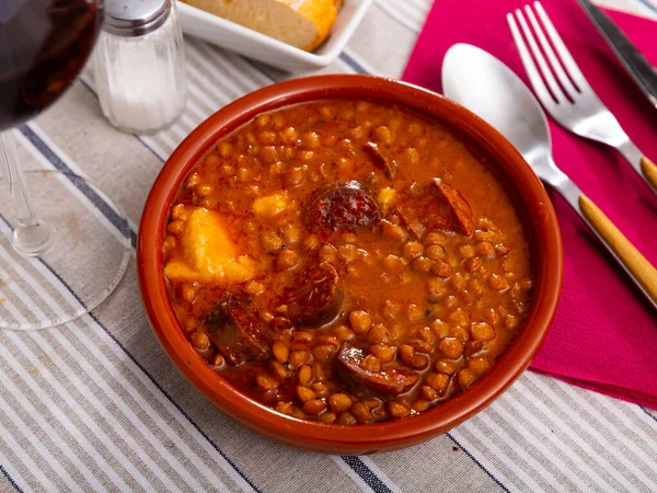 Dish Spanish Cuisine Lentejas Con Chorizo Stuvad Kalv Tomatsås Med — Stockfoto