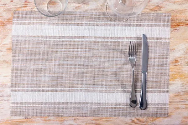 叉子和其他放在桌布上的餐具组成 — 图库照片