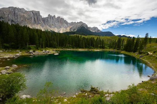 Krajina Jezera Carezza Nebo Karersee Dolomity Pozadí Nova Levante Bolzano — Stock fotografie