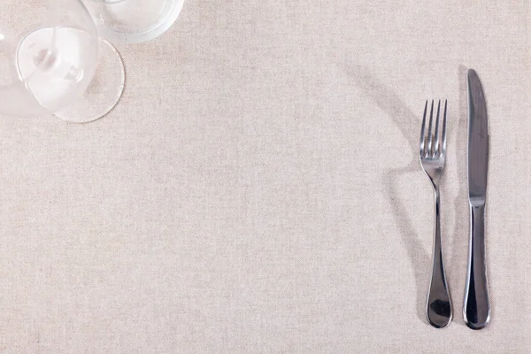 采用浅色米色桌布 两杯饮料和餐具 叉子和刀片 提供简约的服务选择 餐厅的菜肴 餐具和餐具都很合意 — 图库照片