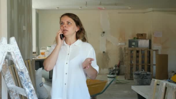 Joven Común Casera Está Hablando Por Teléfono Móvil Una Habitación — Vídeos de Stock