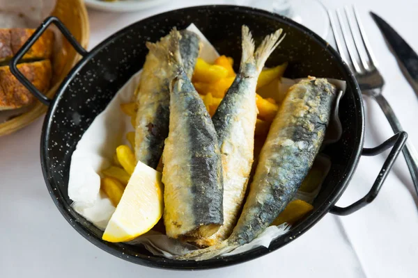 Вкусная Рыбная Закуска Сардины Андалузском Маринаде Подаются Картошкой Фри Сковороде — стоковое фото