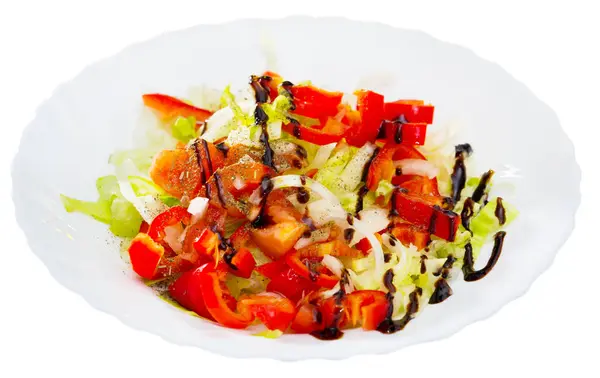 夏の野菜サラダ 赤いベルペッパー レタス 玉ねぎ 白い背景の上に隔離される — ストック写真