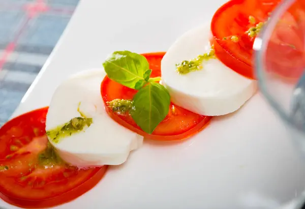 Leichter Salat Mit Frischkäse Und Tomaten Mit Pesto Sauce — Stockfoto