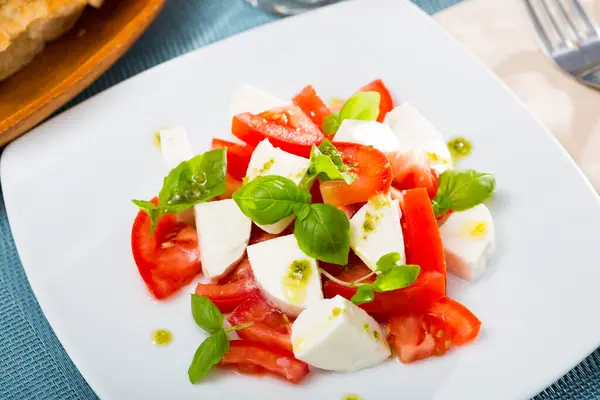 Frischer Italienischer Caprese Salat Mit Mozzarella Und Tomaten Auf Weißem — Stockfoto