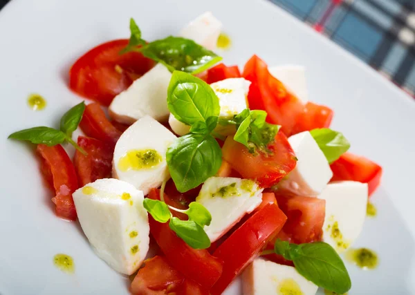 Geleneksel Talyan Mutfağı Caprese Salatası Yanında Taze Domates Tabakta Mozzarella — Stok fotoğraf
