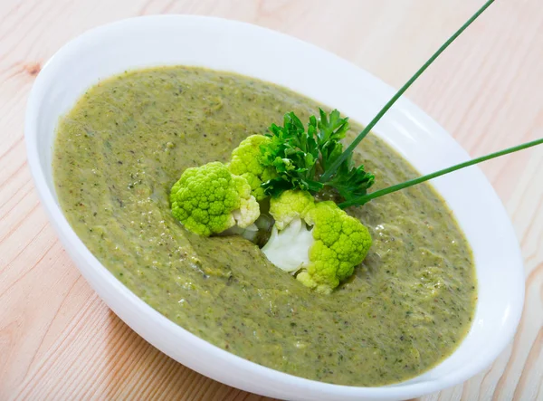 Bowl Delicious Creamy Broccoli Soup Garnished Greens — Stock Photo, Image