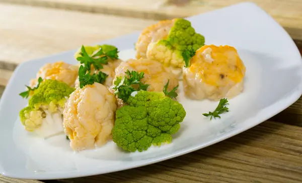 Delicious Stewed Fish Balls White Sauce Steamed Broccoli Fresh Greens — Stock Photo, Image
