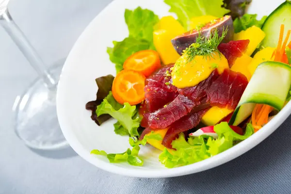 Bunter Salat Mit Rohem Thunfisch Gemüse Gurken Mango Feigen Karotten — Stockfoto