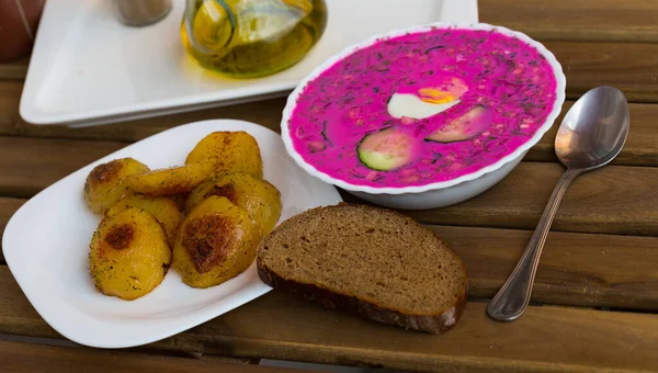 クロドニク ビートルートと伝統的なベラルーシの冷たい野菜スープ キュウリ ヨーグルト — ストック写真