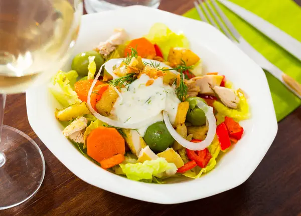 Salade Maison Avec Poulet Aubergine Laitue Poivron Rouge Carotte Aneth — Photo