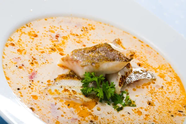白い魚のタラと緑のおいしいクリーミーなスープのイメージ — ストック写真