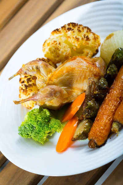 Delicious Roasted Whole Quail Served Assorted Baked Vegetables Honey Mustard — Stock Photo, Image