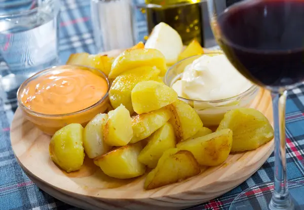 Traditionelle Spanische Bratkartoffeln Patatas Bravas Serviert Mit Käsesauce Und Würziger — Stockfoto