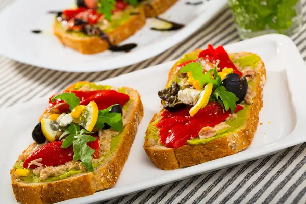 Konserve Ton Balıklı Sandviç Guacamole Zeytin Roka Feta Peyniri Mutfakta — Stok fotoğraf
