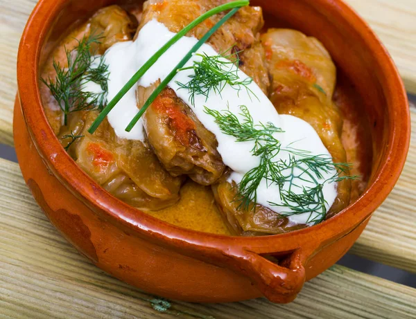 Close Cabbage Rolls Leaves Cabbage Clay Pot Sour Cream — Stock Photo, Image