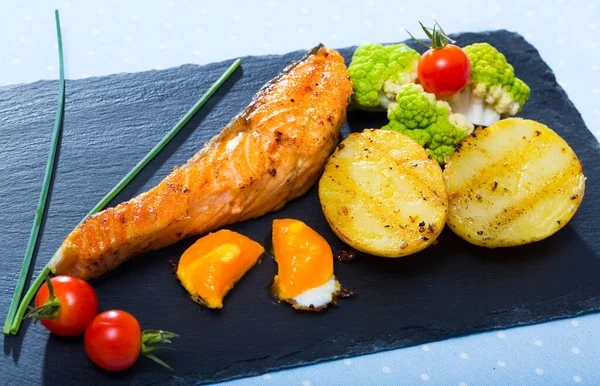Delicious Roasted Salmon Potatoes Served Fried Egg Yolk Fresh Vegetables — Stock Photo, Image