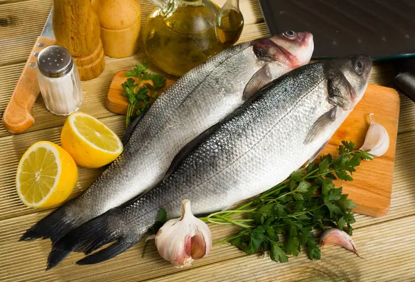 Peixe Robalo Europeu Cru Com Ingredientes Mesa Madeira — Fotografia de Stock