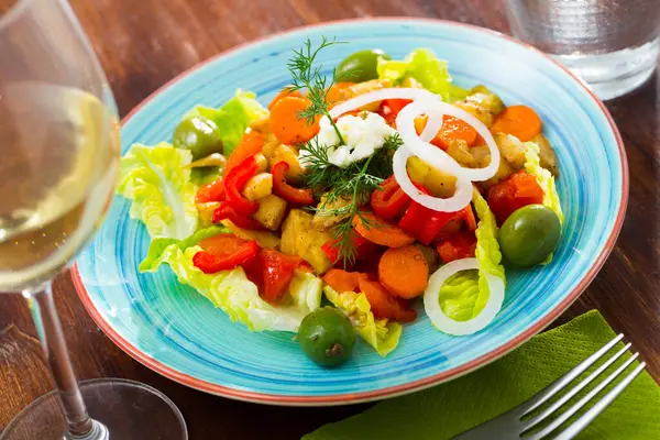 Warmer Salat Mit Gebackenem Gemüse Auf Blauem Teller — Stockfoto
